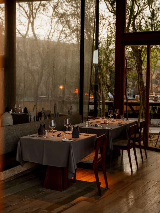 Framed by glass and desert landscapes, the restaurant at Tierra Atacama blurs the line between indoors and out. Sunlight pours in by day, while evenings glow with warmth, setting the stage for seasonal dishes inspired by Chilean flavours.

#TierraAtacama #BaillieLodges 

📷: @jeffreyjkieffer